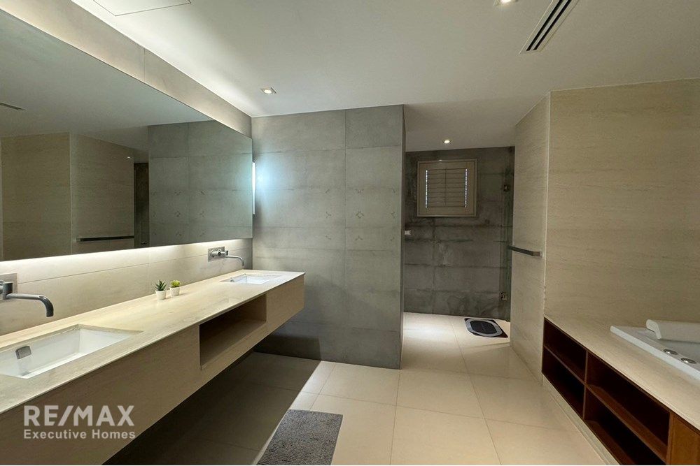 Luxurious 3-Bedroom Condo Steps from BTS Phloen Chit in Bangkok 10