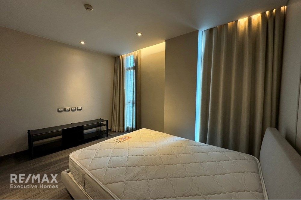 Luxurious 3-Bedroom Condo Steps from BTS Phloen Chit in Bangkok 11