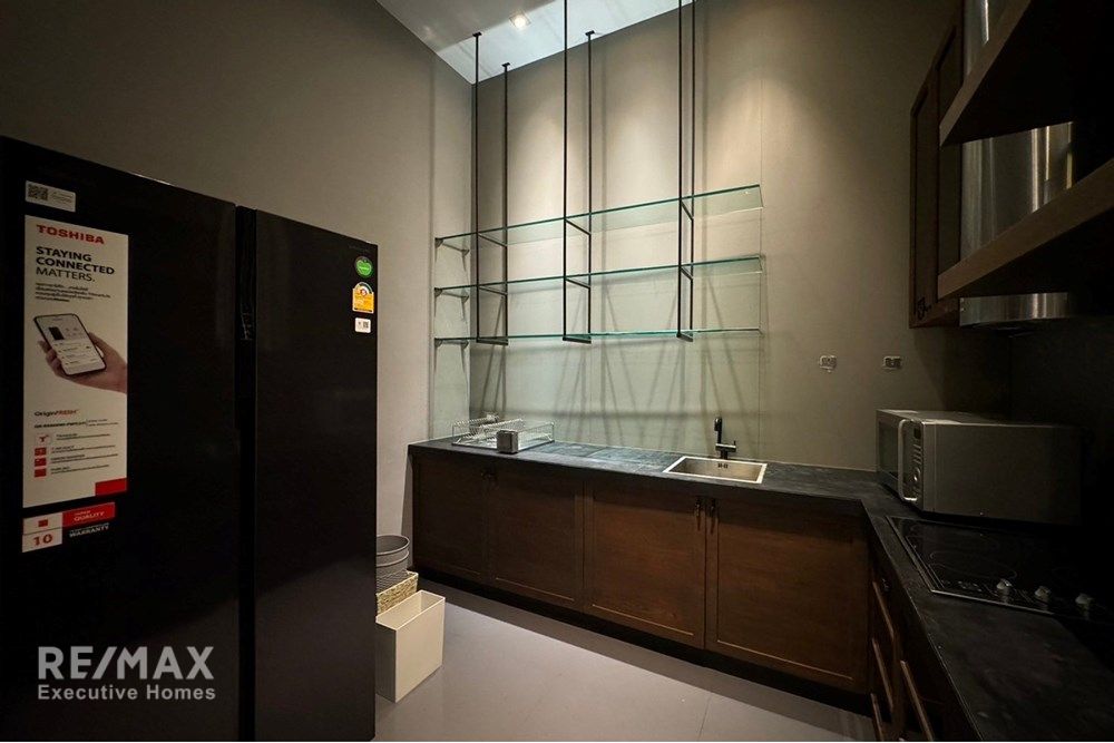 Luxurious 3-Bedroom Condo Steps from BTS Phloen Chit in Bangkok 5