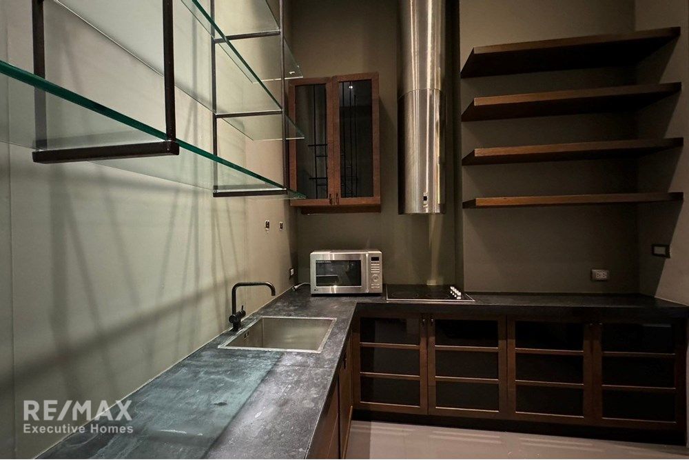 Luxurious 3-Bedroom Condo Steps from BTS Phloen Chit in Bangkok 6