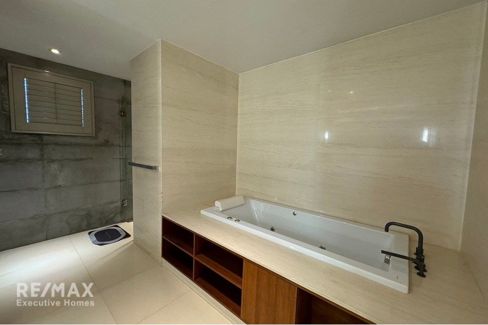 Luxurious 3-Bedroom Condo Steps from BTS Phloen Chit in Bangkok 9