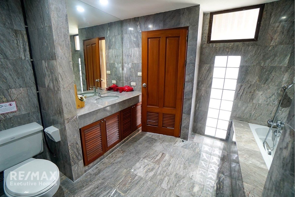 Spacious 420sqm Duplex Penthouse for Rent | 4BRStudy | 200m from BTS Phrom Phong 19