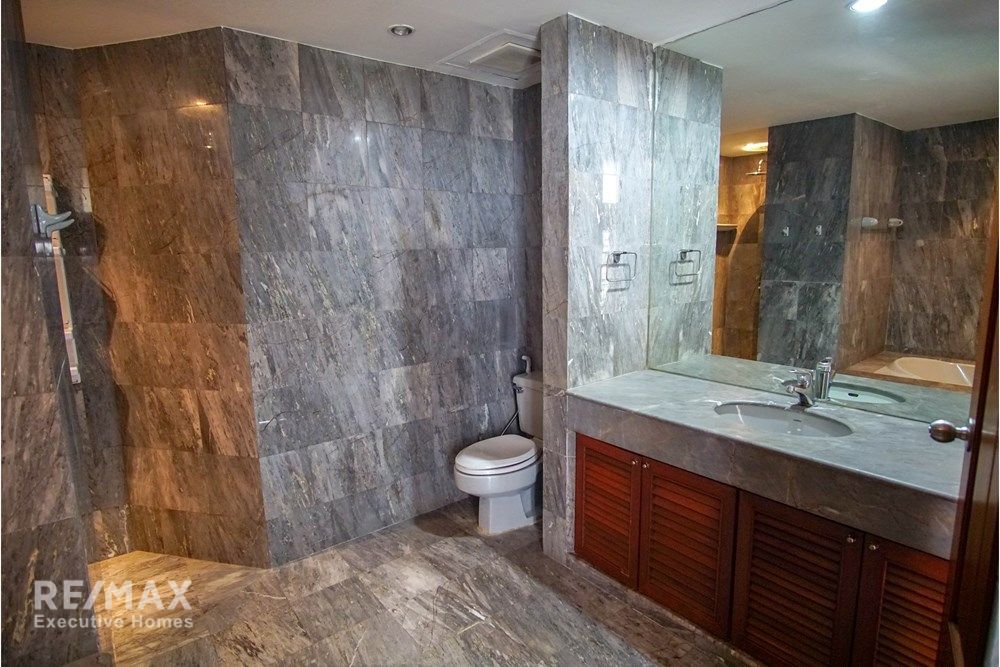 Luxury 4BR Duplex Condo with Study for Rent 130K | 420sqm | BTS Phrom Phong 15