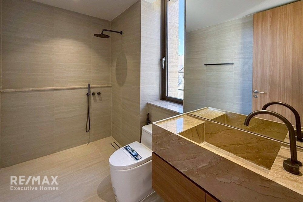 Smart Home Office Townhouse for Rent – 220K | 547sqm | Private Lift | Near Ekkamai 12