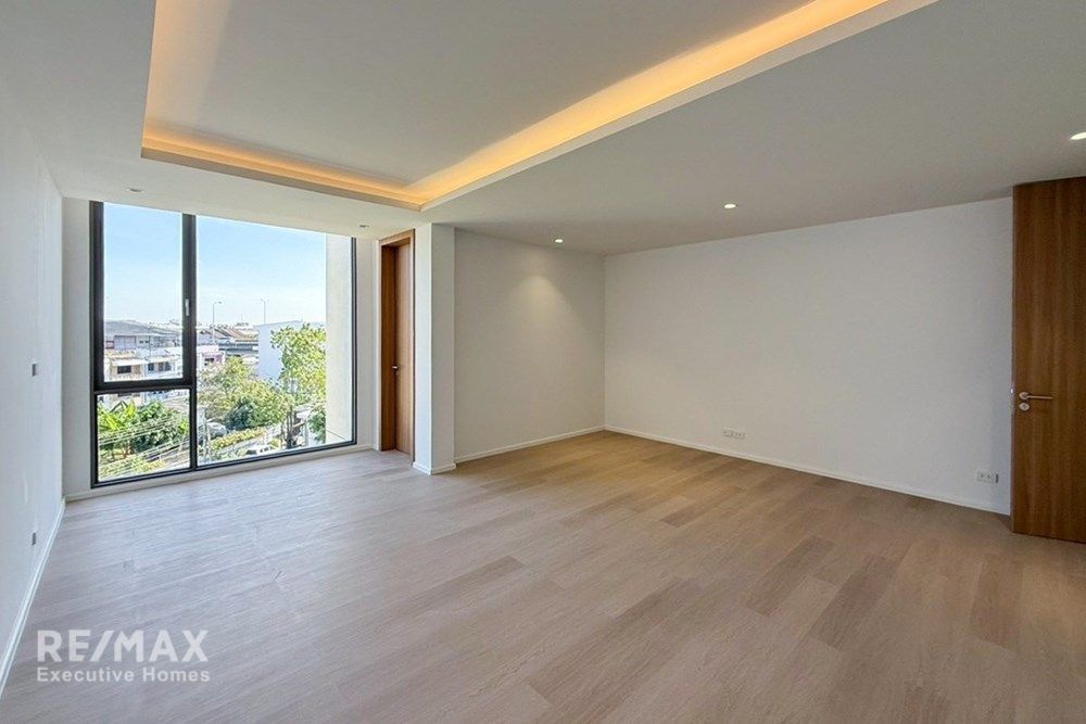 Smart Home Office Townhouse for Rent – 220K | 547sqm | Private Lift | Near Ekkamai 15