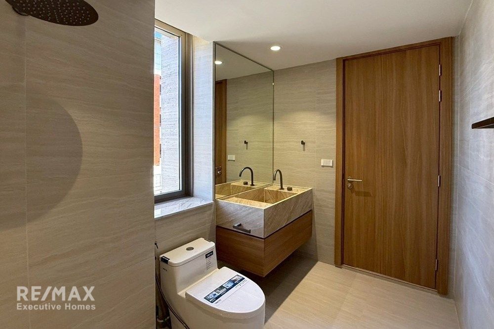 Smart Home Office Townhouse for Rent – 220K | 547sqm | Private Lift | Near Ekkamai 18