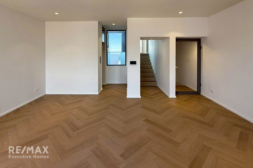 Smart Home Office Townhouse for Rent – 220K | 547sqm | Private Lift | Near Ekkamai 20