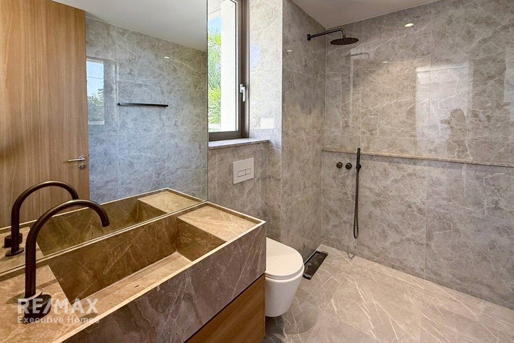 Smart Home Office Townhouse for Rent – 220K | 547sqm | Private Lift | Near Ekkamai 3