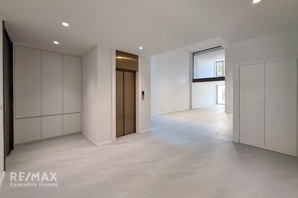 Smart Home Office Townhouse for Rent – 220K | 547sqm | Private Lift | Near Ekkamai 6