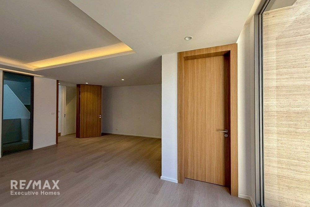 Luxury Smart Home Office Townhouse for Sale - 29.7M | 547sqm | Private Lift Near Ekkamai 15