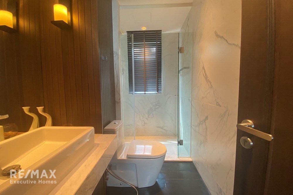 Spacious 3BR Duplex at The Crest Suk 24 | 248sqm | 9 Min Walk to BTS Phrom Phong 12