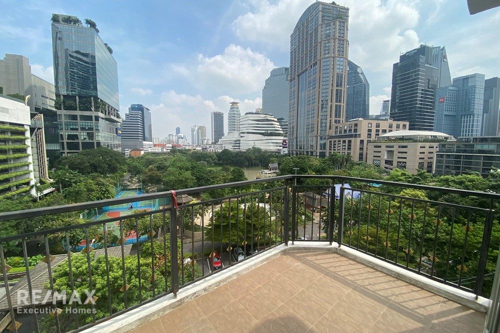 Spacious 3BR Duplex at The Crest Suk 24 | 248sqm | 9 Min Walk to BTS Phrom Phong 16