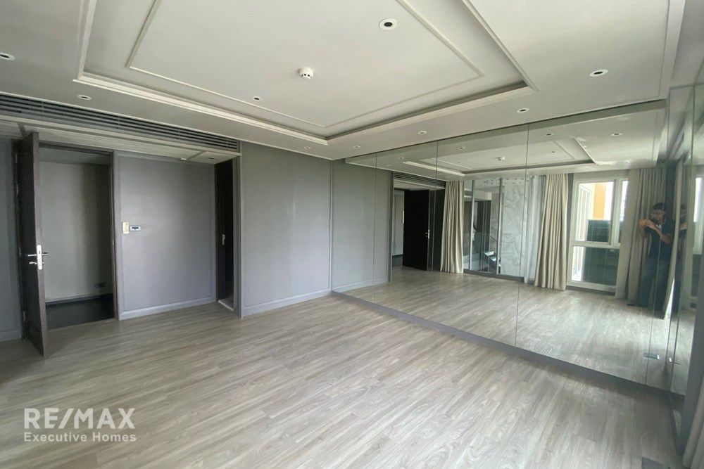Spacious 3BR Duplex at The Crest Suk 24 | 248sqm | 9 Min Walk to BTS Phrom Phong 22