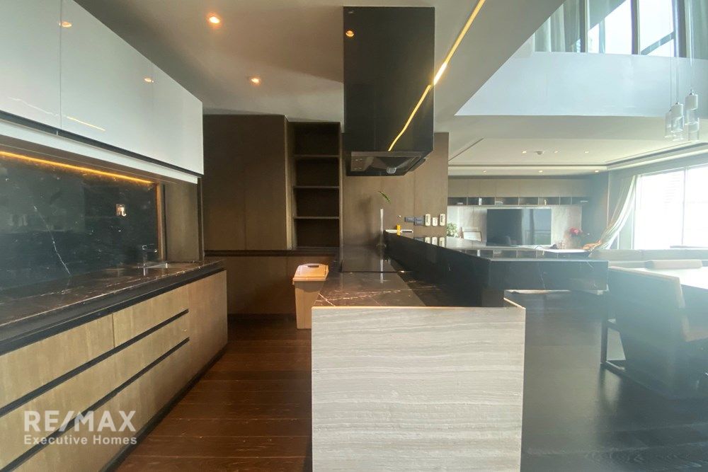 Spacious 3BR Duplex at The Crest Suk 24 | 248sqm | 9 Min Walk to BTS Phrom Phong 6