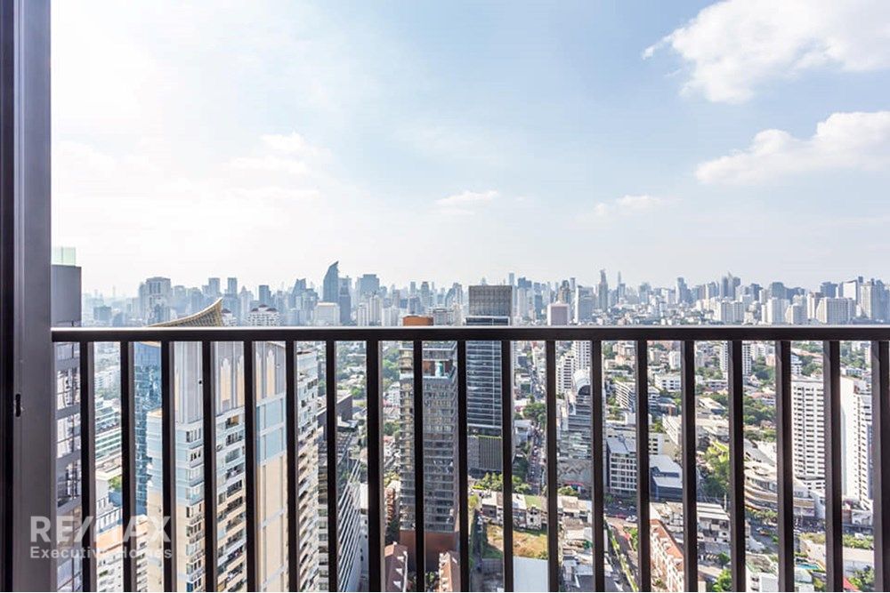 Spacious 3BR Condo for Rent at Park Origin Thonglor - 38th Floor with 2 Bathrooms Near DONKI 13