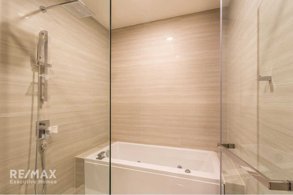 Spacious 3BR Condo for Rent at Park Origin Thonglor - 38th Floor with 2 Bathrooms Near DONKI 14