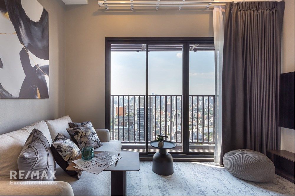 Spacious 3BR Condo for Rent at Park Origin Thonglor - 38th Floor with 2 Bathrooms Near DONKI 3