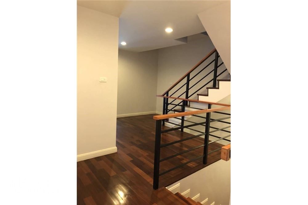 Spacious 3BR  Office Townhome for Rent in Asoke - 200sqm, 80K, Co. Registration Allowed 12