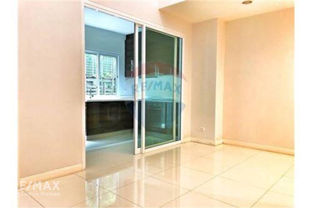Spacious 3BR  Office Townhome for Rent in Asoke - 200sqm, 80K, Co. Registration Allowed 4
