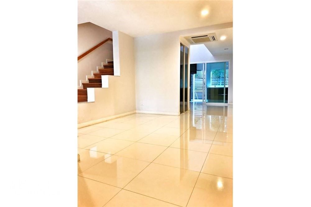 Spacious 3BR  Office Townhome for Rent in Asoke - 200sqm, 80K, Co. Registration Allowed 5