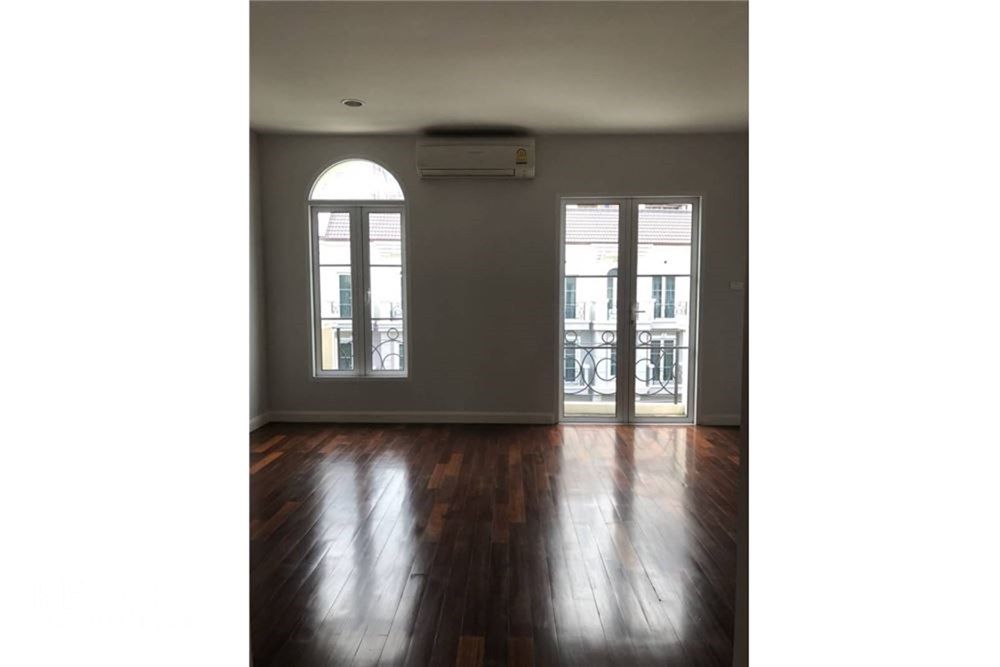 Spacious 3BR  Office Townhome for Rent in Asoke - 200sqm, 80K, Co. Registration Allowed 6