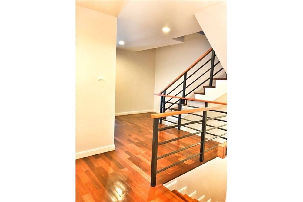 Spacious 3BR  Office Townhome for Rent in Asoke - 200sqm, 80K, Co. Registration Allowed 7