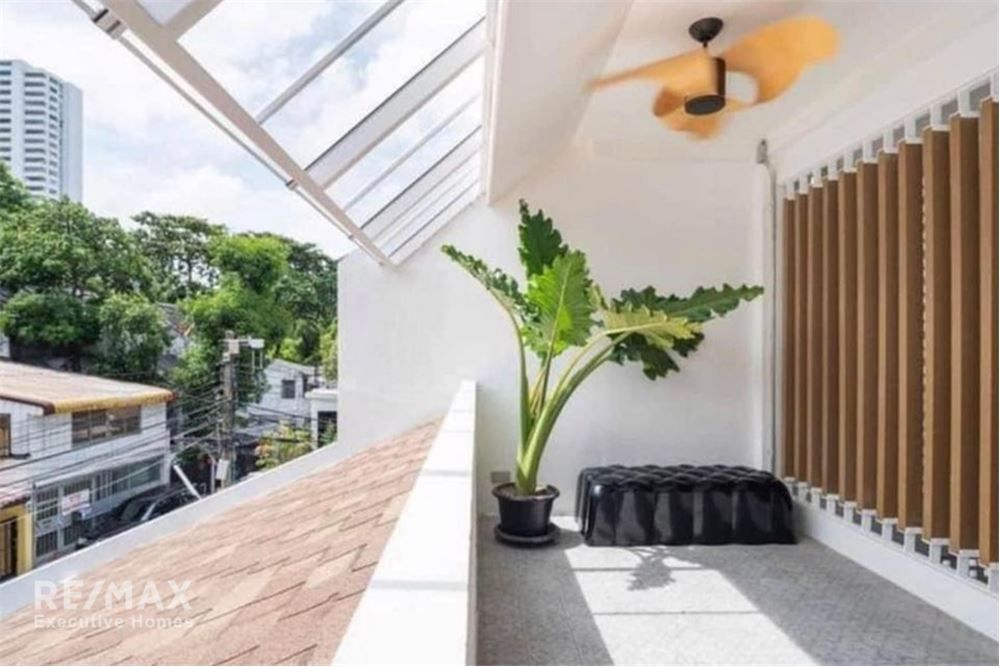 5BR Corner Townhome for Rent at 150K | Pet-Friendly | 900m to BTS Ekkamai 5