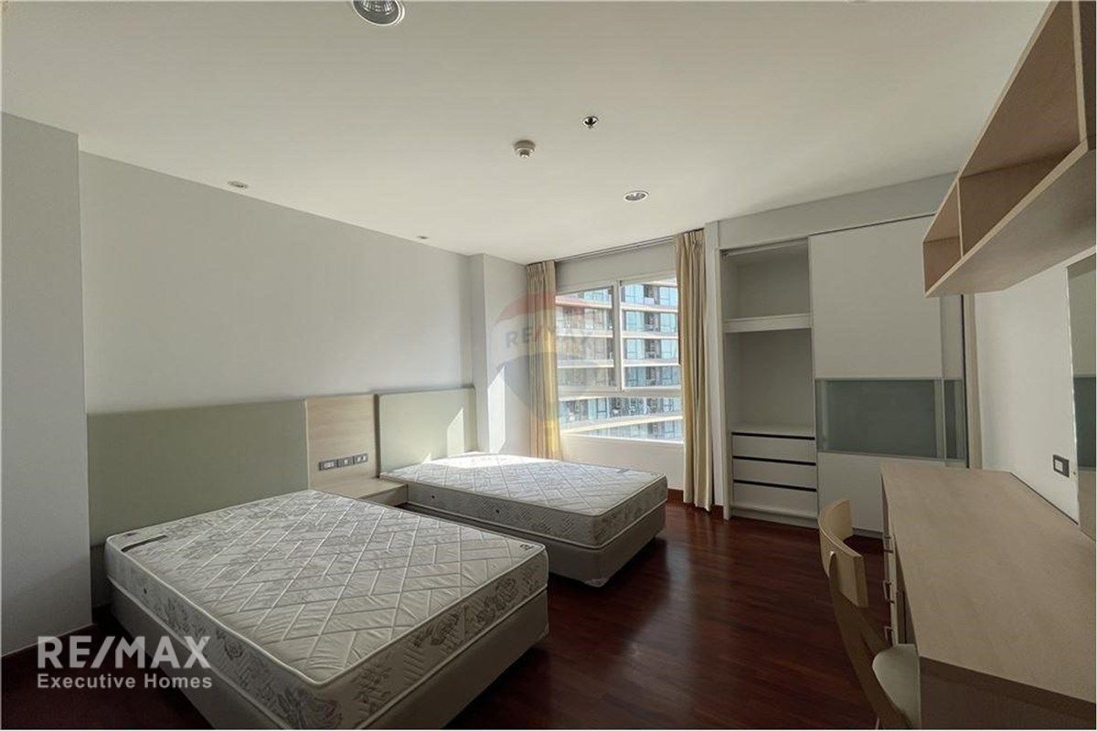 2BR Cat-Friendly Condo for Rent | 160sqm | High Floor | Sukhumvit 24 | 14 Min Walk to BTS Phrom Phong 10
