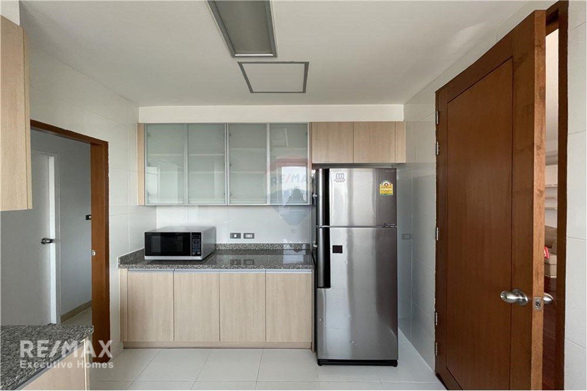2BR Cat-Friendly Condo for Rent | 160sqm | High Floor | Sukhumvit 24 | 14 Min Walk to BTS Phrom Phong 6