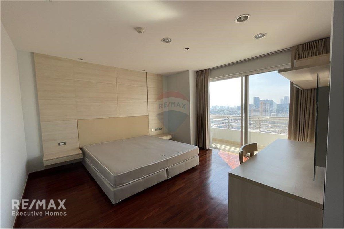 2BR Cat-Friendly Condo for Rent | 160sqm | High Floor | Sukhumvit 24 | 14 Min Walk to BTS Phrom Phong 7