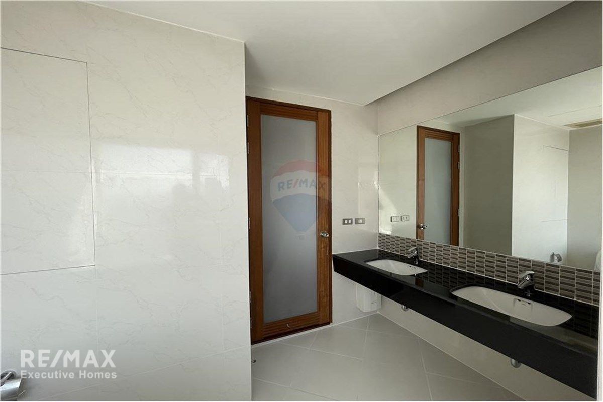 2BR Cat-Friendly Condo for Rent | 160sqm | High Floor | Sukhumvit 24 | 14 Min Walk to BTS Phrom Phong 9