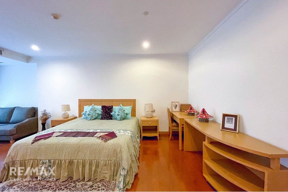 Modern Condo in Vibrant Bangkok City Center 10