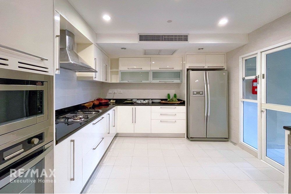 Modern Condo in Vibrant Bangkok City Center 15