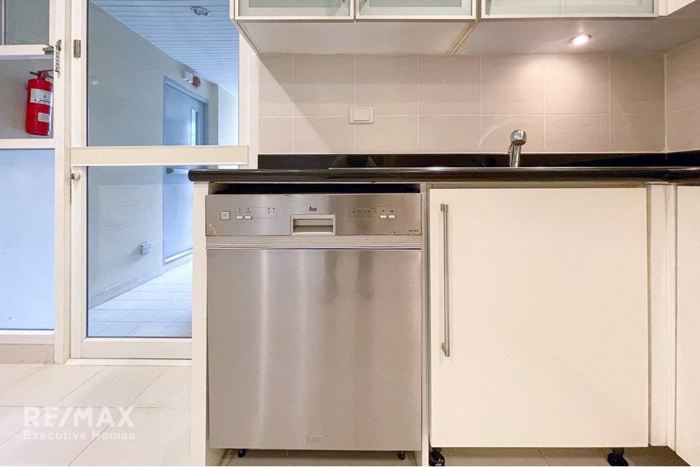 Modern Condo in Vibrant Bangkok City Center 16
