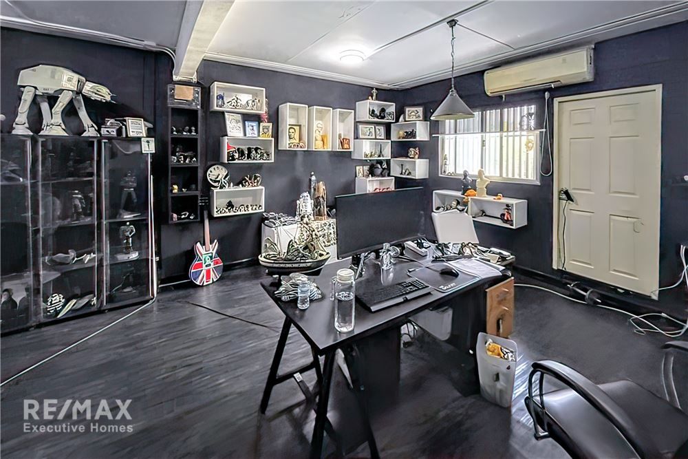 4-Story Townhouses Great Location! Just 10 minutes to Sukhumvit 10