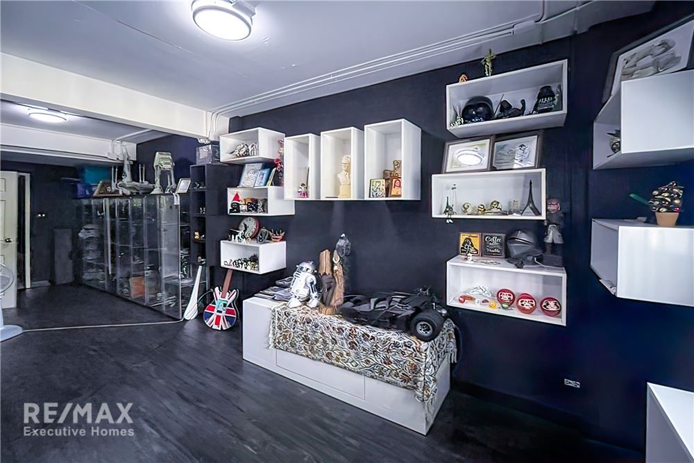 4-Story Townhouses Great Location! Just 10 minutes to Sukhumvit 11