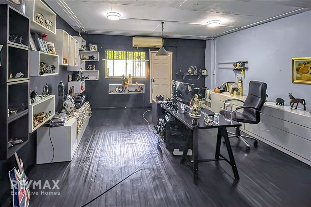 4-Story Townhouses Great Location! Just 10 minutes to Sukhumvit 13