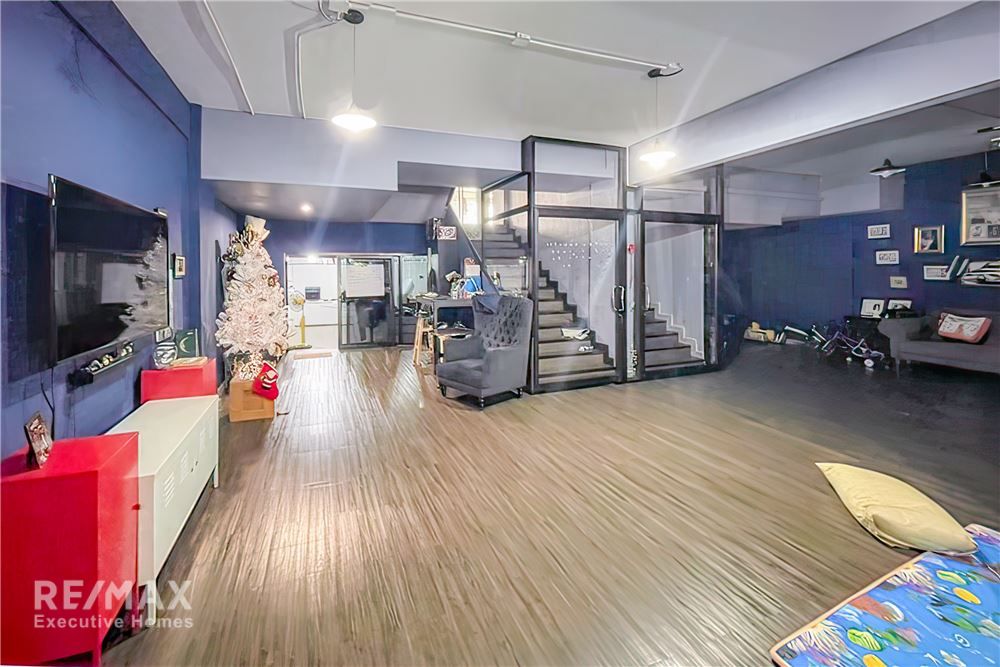 4-Story Townhouses Great Location! Just 10 minutes to Sukhumvit 14
