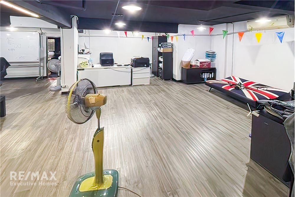 4-Story Townhouses Great Location! Just 10 minutes to Sukhumvit 15