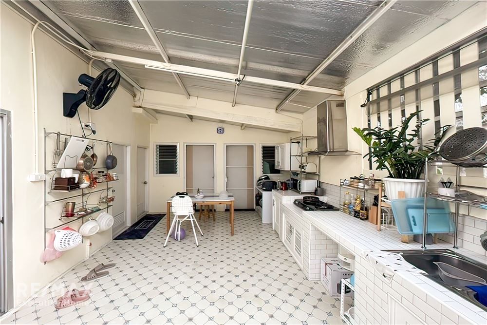 4-Story Townhouses Great Location! Just 10 minutes to Sukhumvit 16