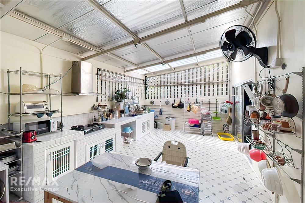4-Story Townhouses Great Location! Just 10 minutes to Sukhumvit 17