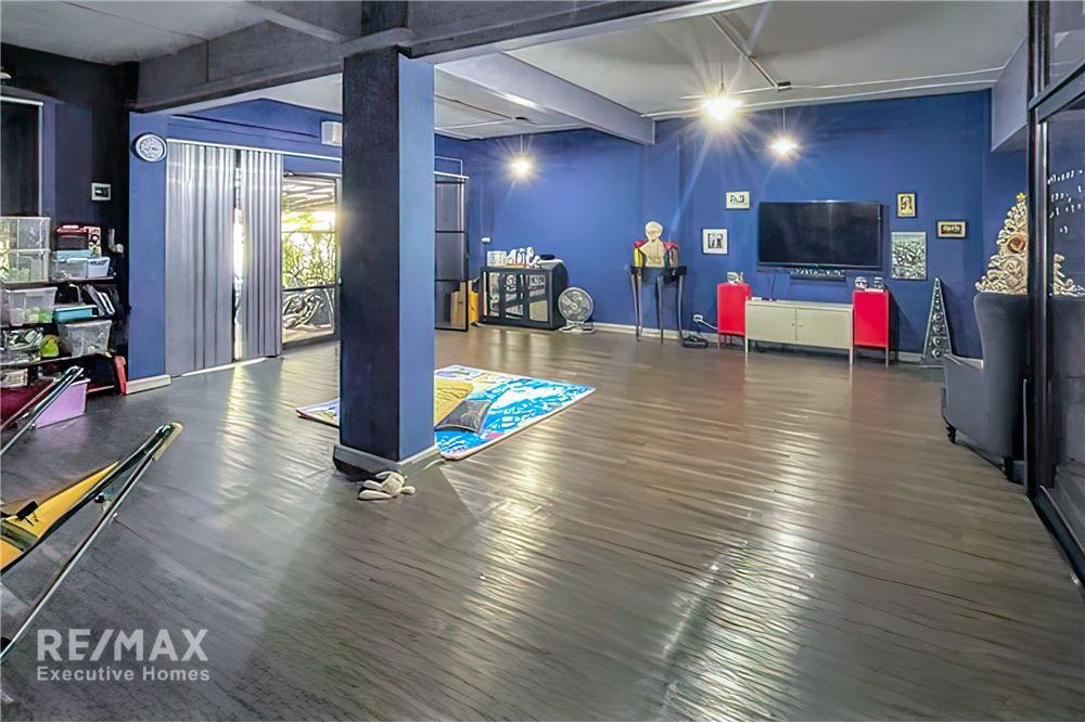 4-Story Townhouses Great Location! Just 10 minutes to Sukhumvit 19