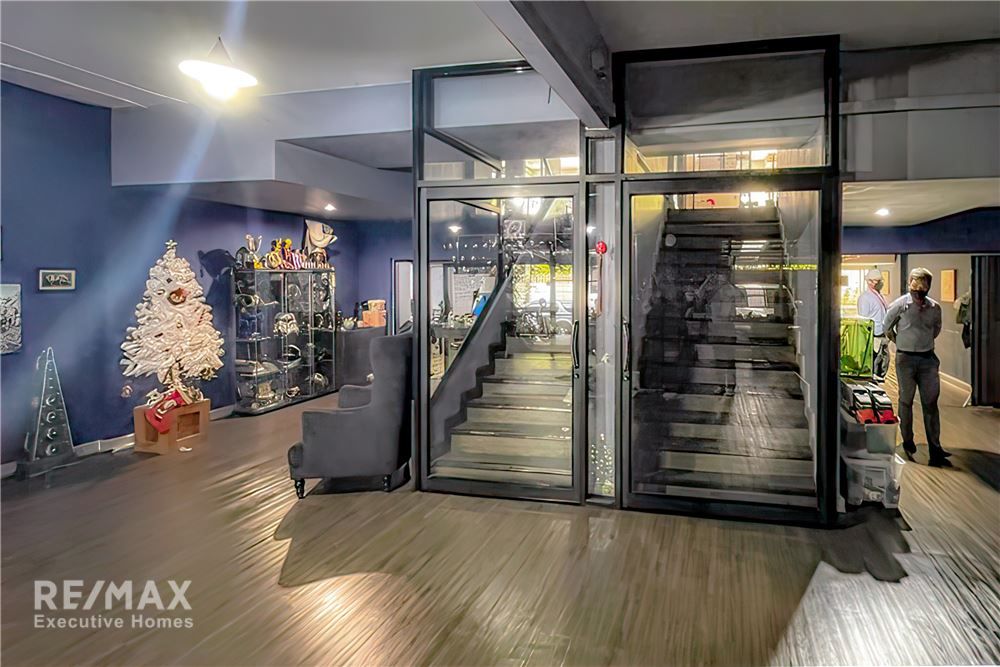 4-Story Townhouses Great Location! Just 10 minutes to Sukhumvit 20