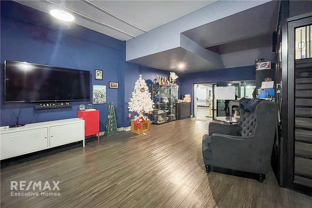 4-Story Townhouses Great Location! Just 10 minutes to Sukhumvit 21