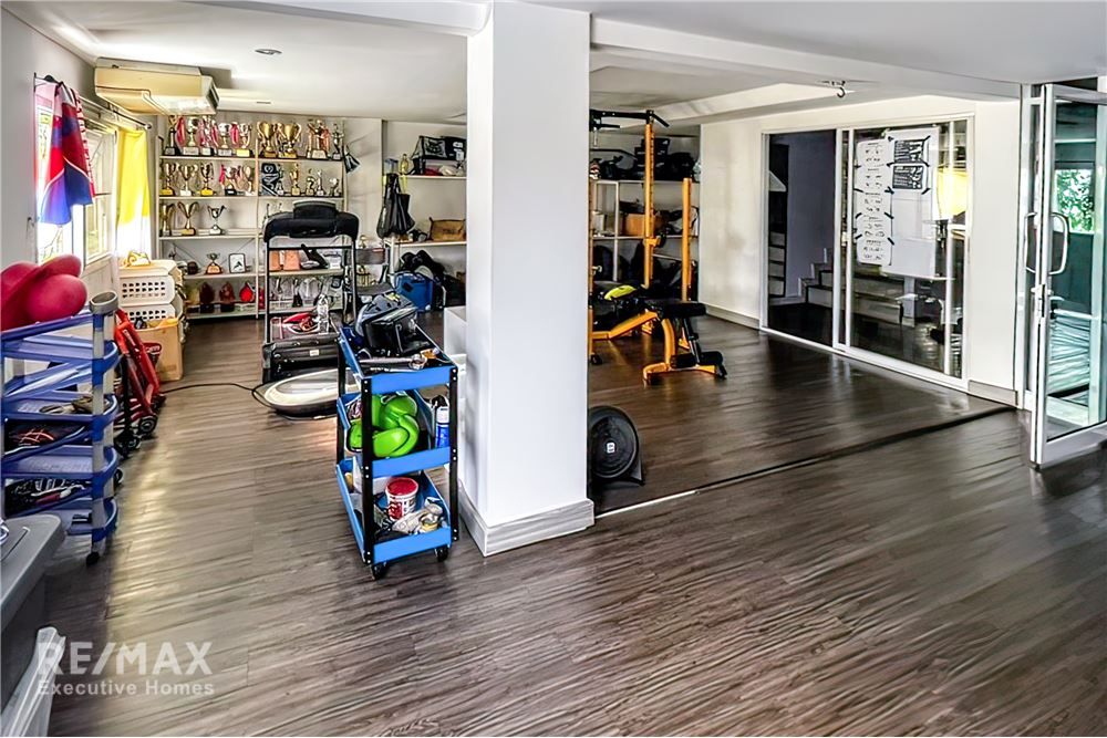 4-Story Townhouses Great Location! Just 10 minutes to Sukhumvit 22