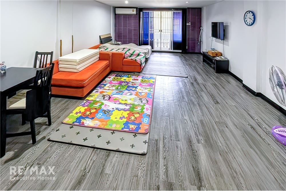 4-Story Townhouses Great Location! Just 10 minutes to Sukhumvit 23