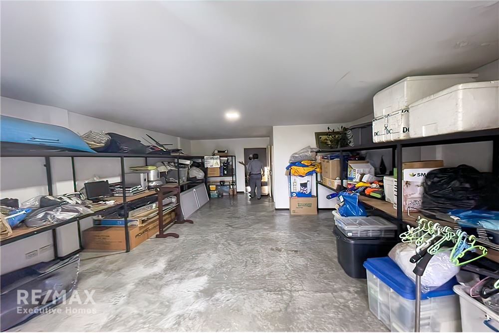 4-Story Townhouses Great Location! Just 10 minutes to Sukhumvit 25