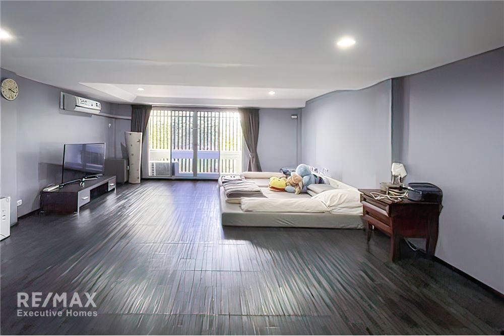 4-Story Townhouses Great Location! Just 10 minutes to Sukhumvit 26