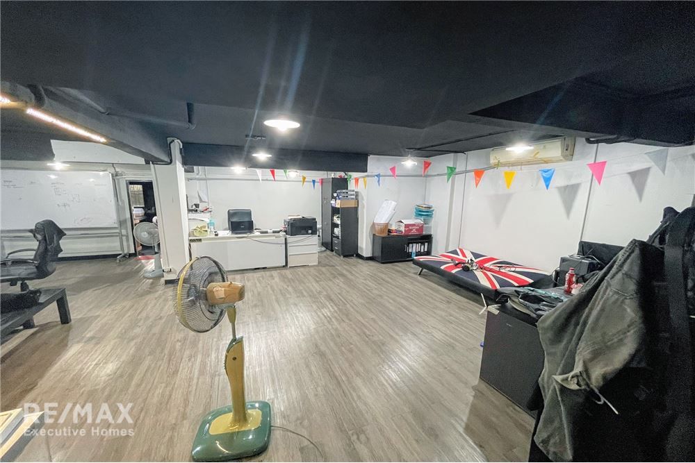 4-Story Townhouses Great Location! Just 10 minutes to Sukhumvit 27