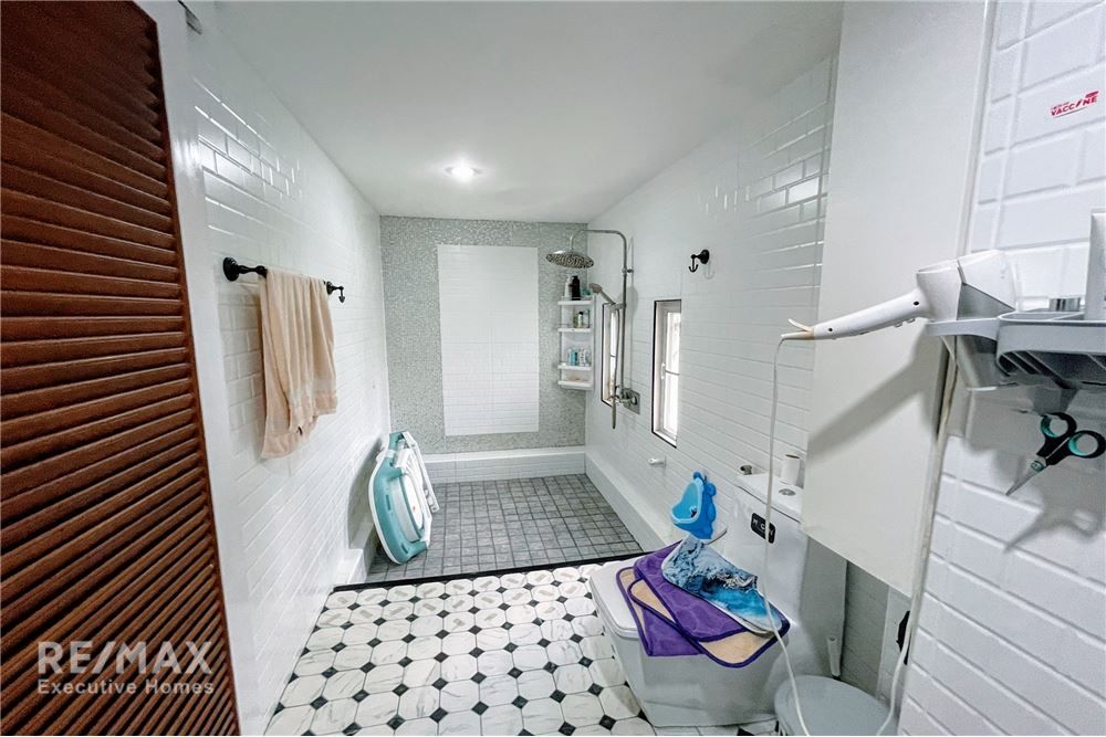 4-Story Townhouses Great Location! Just 10 minutes to Sukhumvit 28